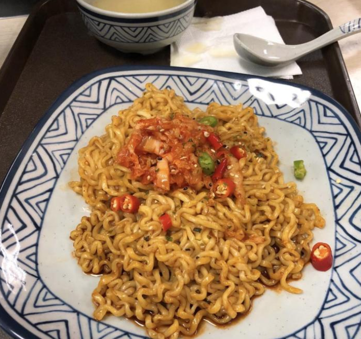 女大學生國企辭職開泡面小食堂, 花光10萬積蓄, 如今天天打蒼蠅