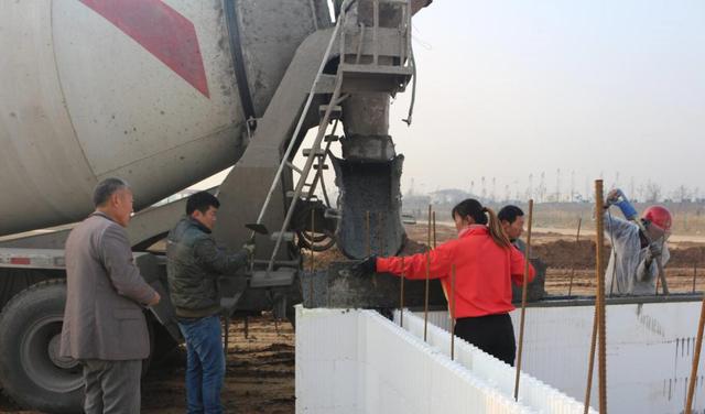 农村建房别用红砖了，这种材料5天就能盖好小二楼，费用低寿命长