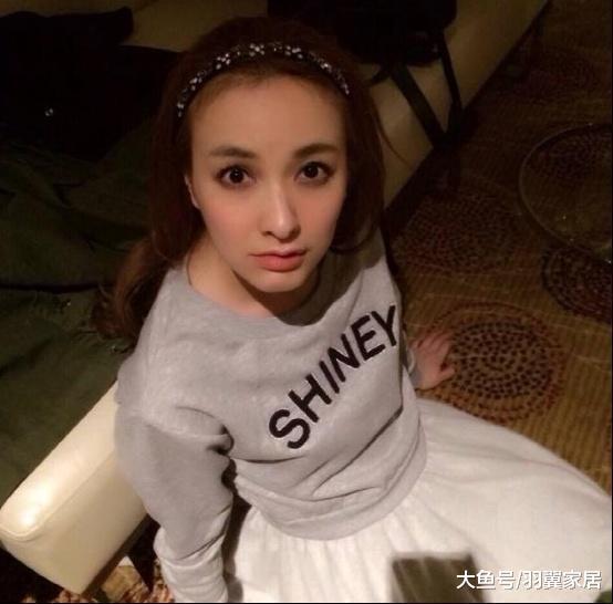 一起參觀吳昕住的豪宅，沙發上擺滿了公仔抱枕，裝修風格真可愛