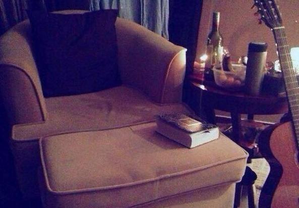 一起參觀黃軒住的豪宅，臥室里點蠟燭喝紅酒，平時也喜歡寫毛筆字