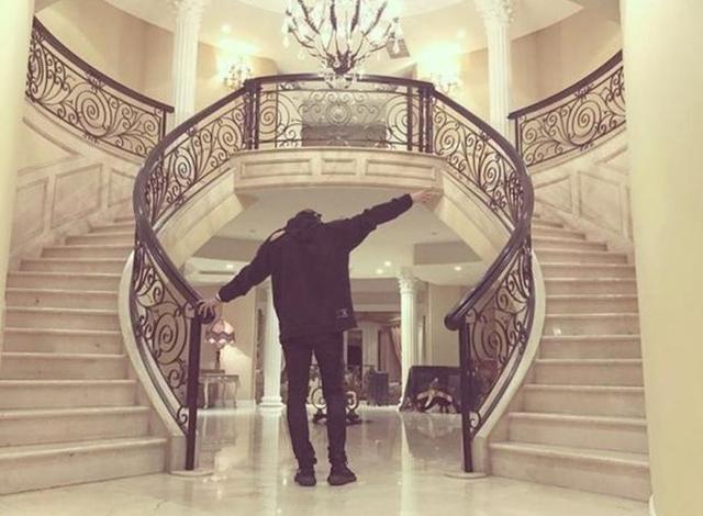 ?晒黄子韬在美国的豪宅，房子面积起码几百平方，双层复式楼很霸气