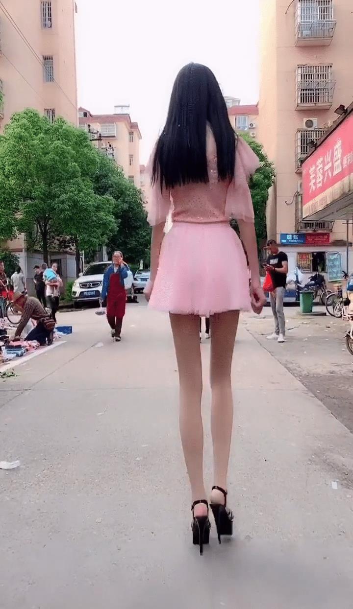 摄影：这才是真正的长腿美女，穿上短裙，展现不一样的气质