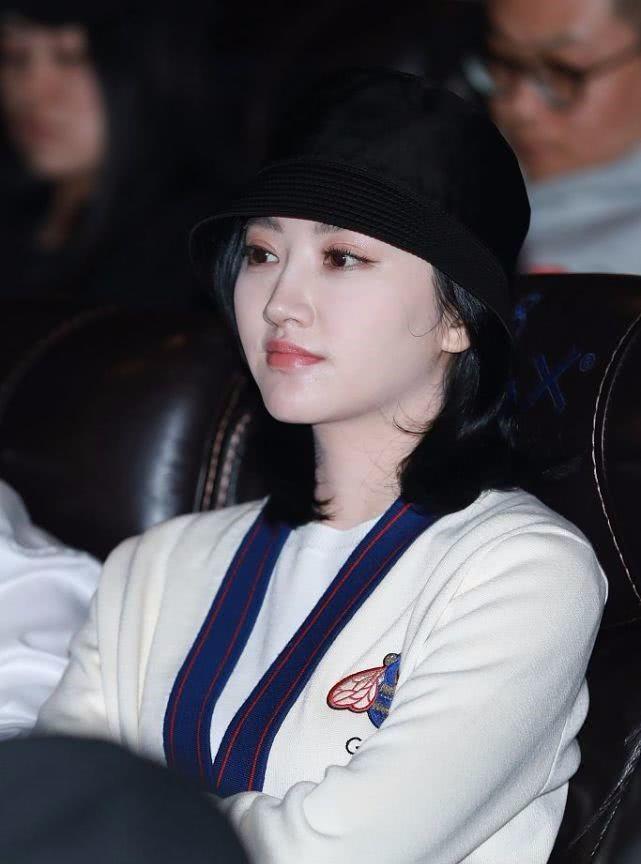 景甜的皮肤白的发光，跟她合照的人都成了黑煤炭！