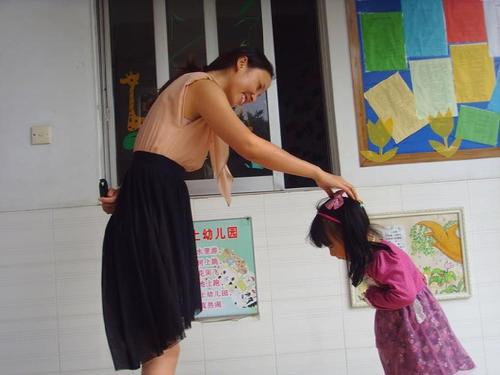 幼儿园教师衣着“清凉”，家长找学校投诉，被回怼：“我愿意”