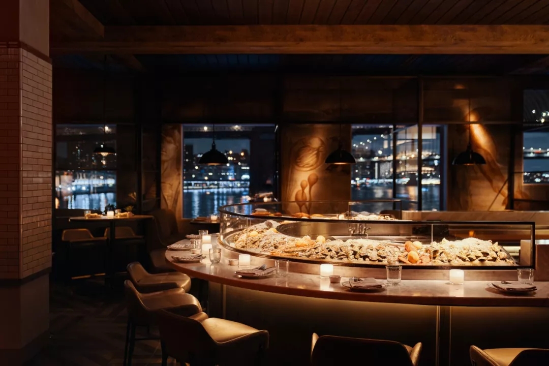 航海元素的餐厅，木质镶板和不对称的灯光在室外的水线上浮起