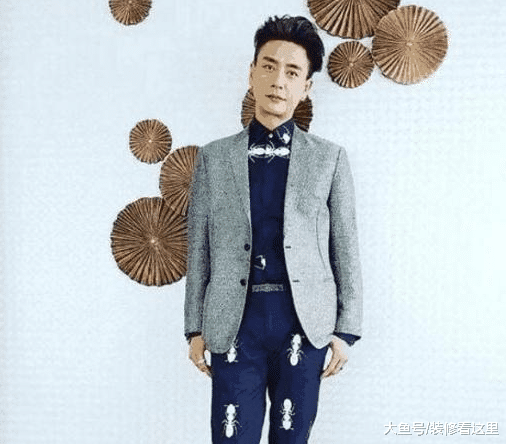 演员黄宗泽现实的家，在客厅用电磁炉煮东西吃，难道都没有厨房吗