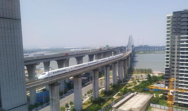 1天就是80套，和它比卖房？too young too simple