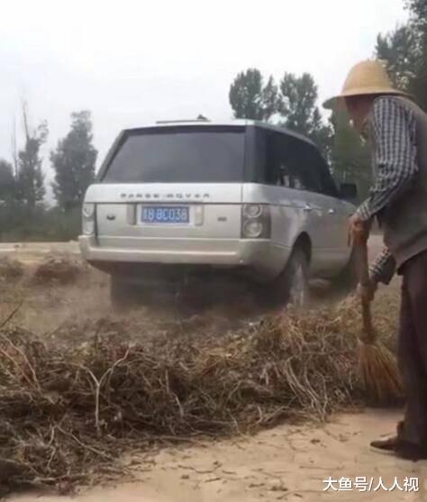有钱儿子开百万路虎帮老父亲碾黄豆，网友：油钱都比这些大豆贵吧