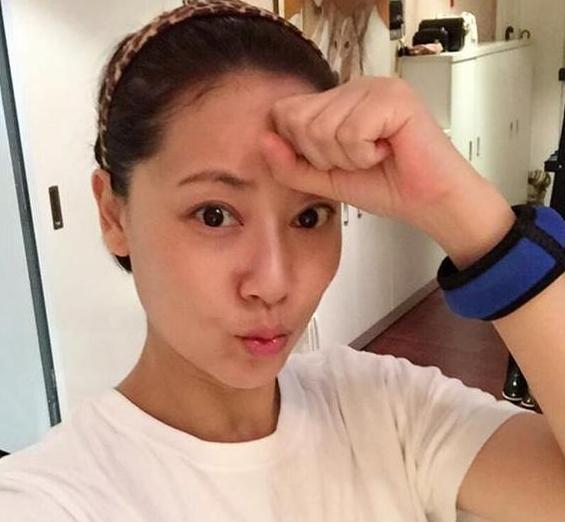 带你看看张卫健现实的家，家里装修很普通，餐桌上几乎都是素菜