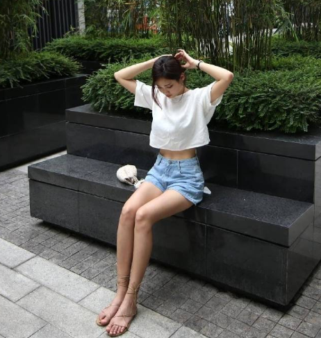 打扮的很简单的姑娘，越简单越耐看