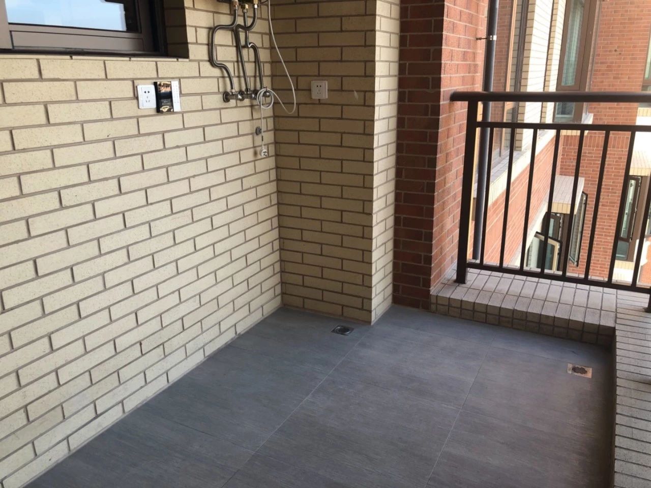 躺在浴缸里看江！一盏灯10多万，揭秘岛尖2000万豪宅