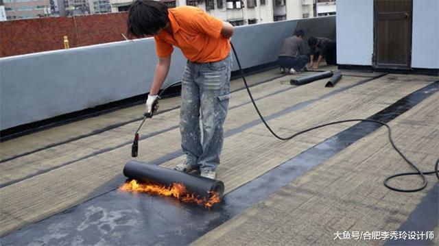 顶楼防水重做，师傅铺sbs防水卷材不要胶粘用火烤着铺，效果更好！