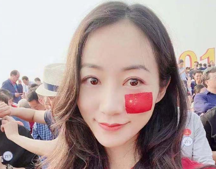 韩雪受邀观礼大阅兵，并晒出爷爷奶奶的军功章，网友：后台很硬！