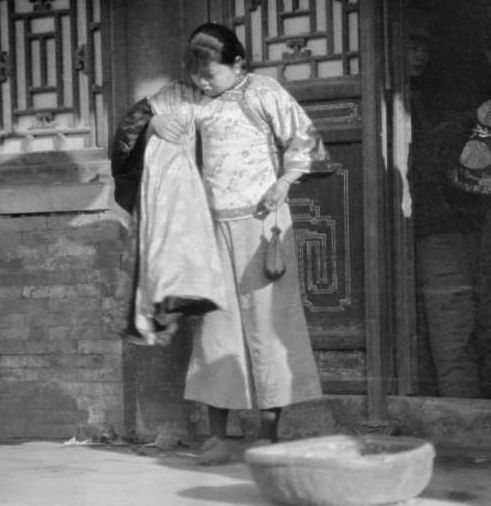 100年前的老照片：图3只有在农村才会看到，图4已看不到!