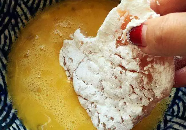 炸鸡排时，用面粉还是淀粉？很多人都弄错了，难怪鸡排又硬又柴