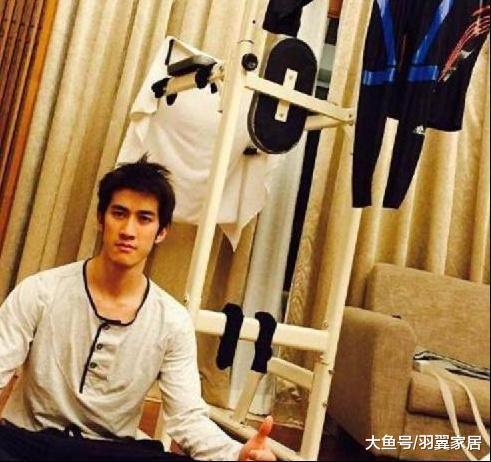 帶你參觀李治廷住的豪宅，客廳掛滿了衣服，在家還經常健身