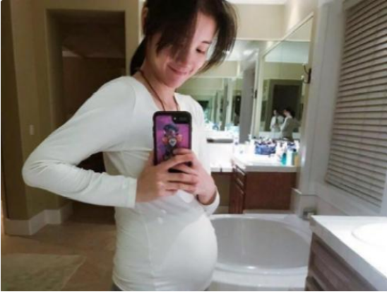 晒章龄之住的豪宅，家里餐厅连餐桌和盘子都没有，头次见这样的