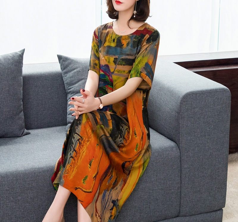 夏天太阳毒，出门少穿黑色装，试试这连衣裙，清爽