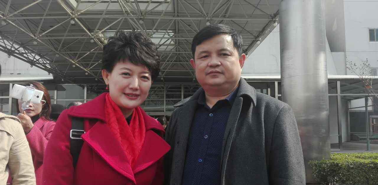 央视知名主持人，出镜23年从没化过妆，今46岁仍单身