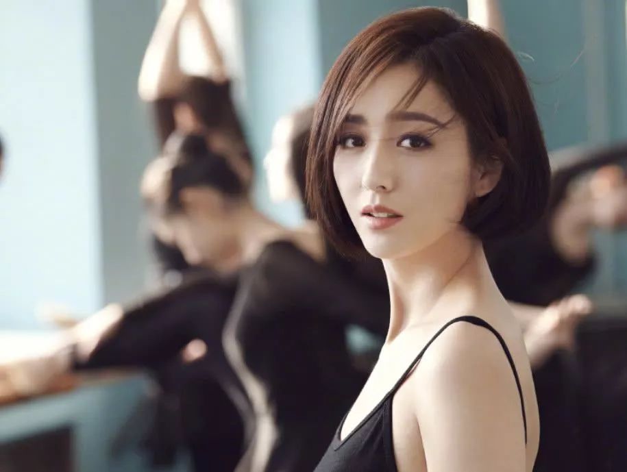 被陈思诚的审美耽误了那么久，佟丽娅终于活成“老娘天下最美”的样子