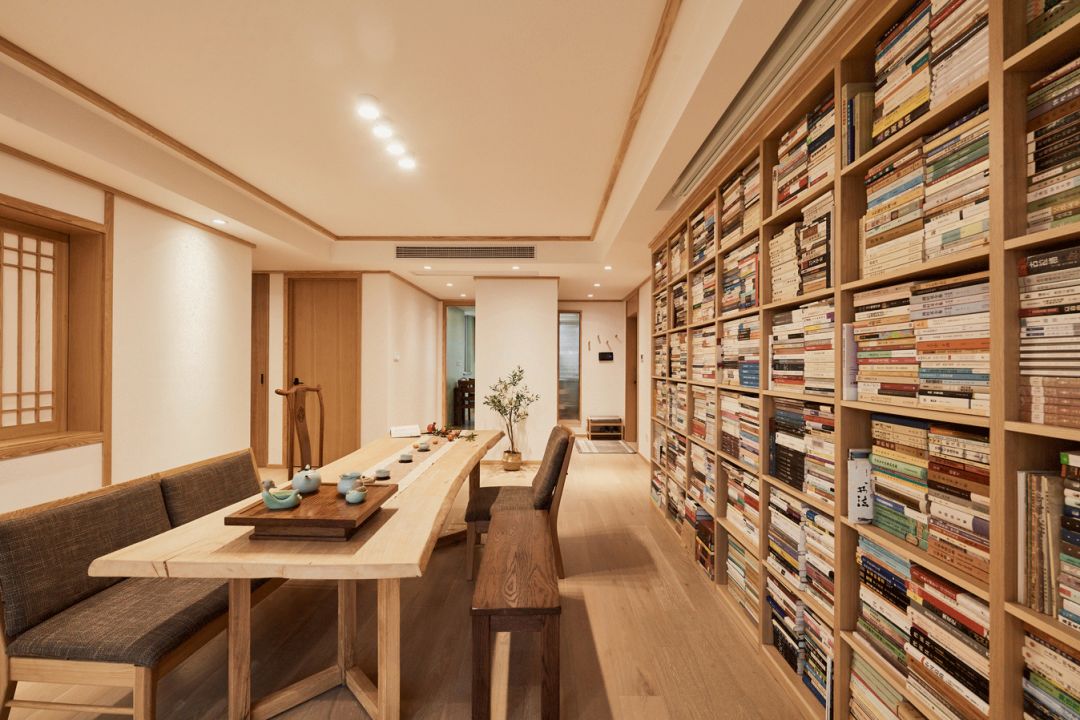 130㎡原木简约，客厅没沙发，满屋是书架，教授家就是不一样！