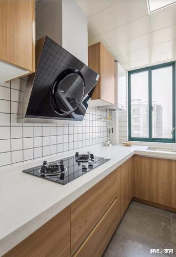 93㎡三室两厅，主卧可以俯瞰半个城市，弧形窗户太漂亮了