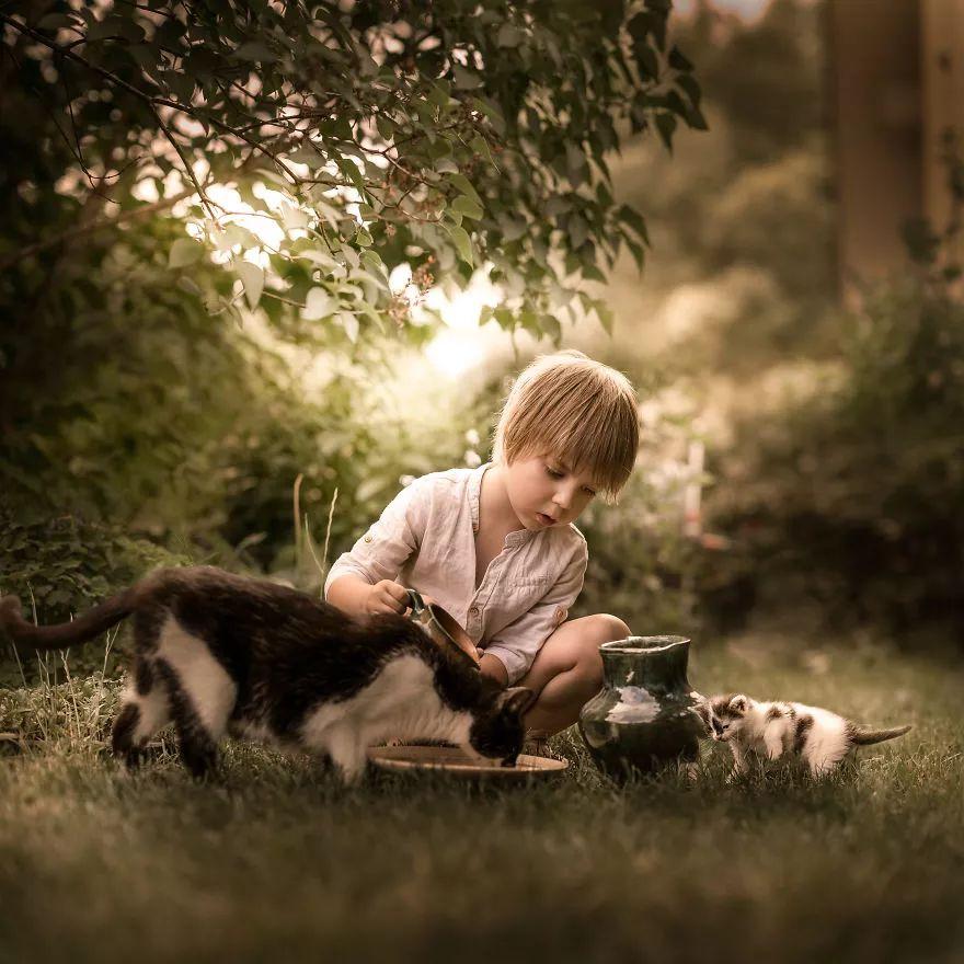 天生自带吸猫体质的小男孩儿, 与猫咪的亲密瞬间超暖心