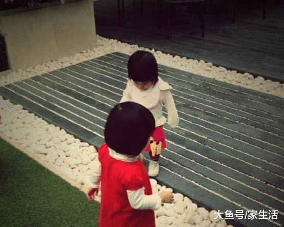 参观黎姿在香港的豪宅，老公不愧是神秘富商，在家吃饭也要戴墨镜