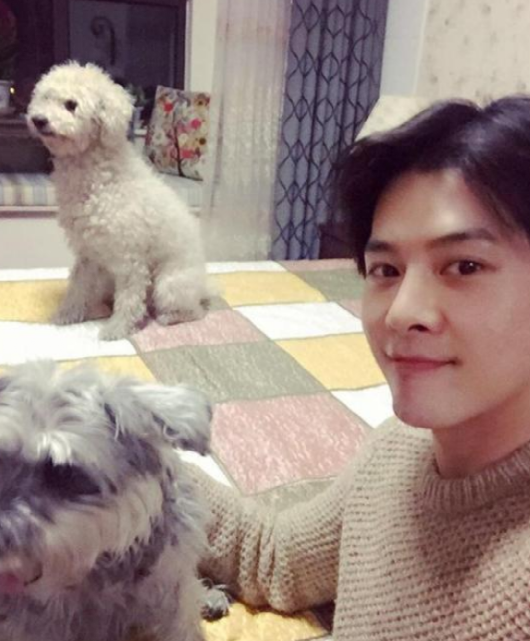 晒晒徐海乔住的豪宅，家里有超大游泳池，配置室外休闲区