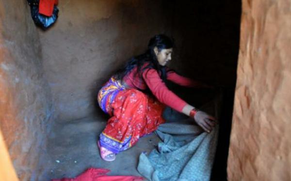 这个地方的女人来大姨妈后竟然会被男人这样对待，简直不能忍受！