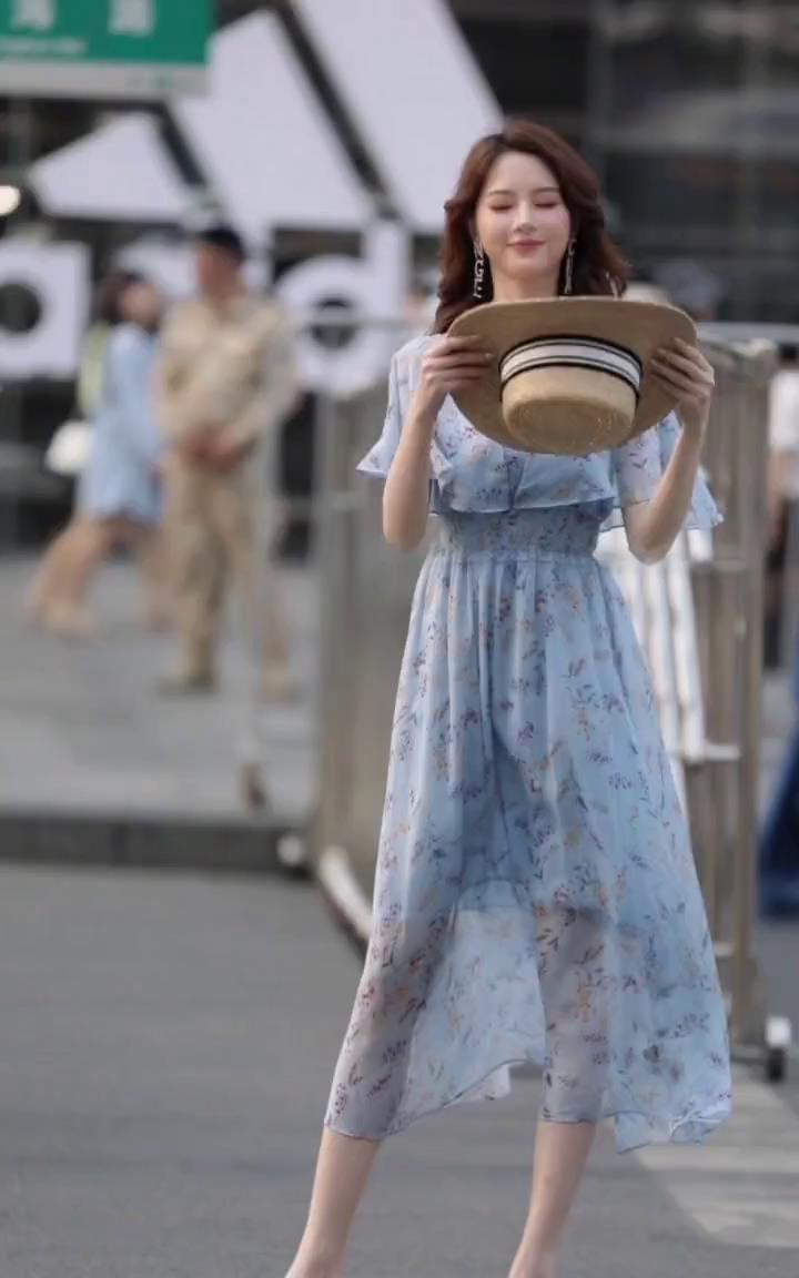 街拍美女：你们喜欢清纯的妹子还是成熟的？