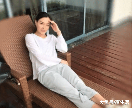 参观吴敏霞退役后的家，阳台面积超大，放着一张躺椅太舒适了