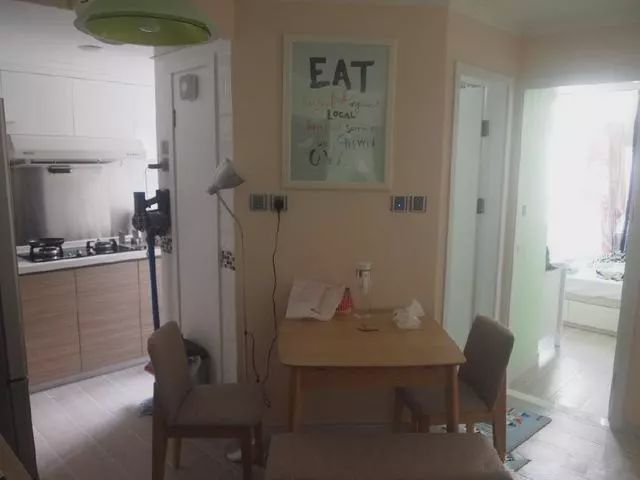 朋友在香港花了750万买的房子，太憋屈了，请我去住我都不去！