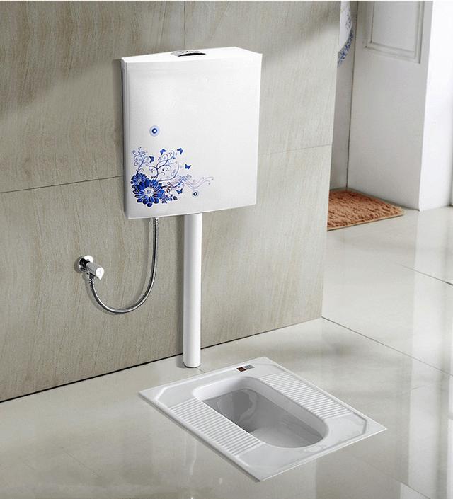 漏水漏到楼下天花板，都是蹲便器的错！撬开一看，师傅直呼修不了