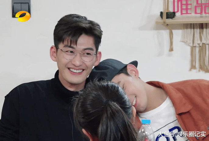 吴磊发烧想靠着张翰休息,谁注意到张翰的反应?素养是装不出来的