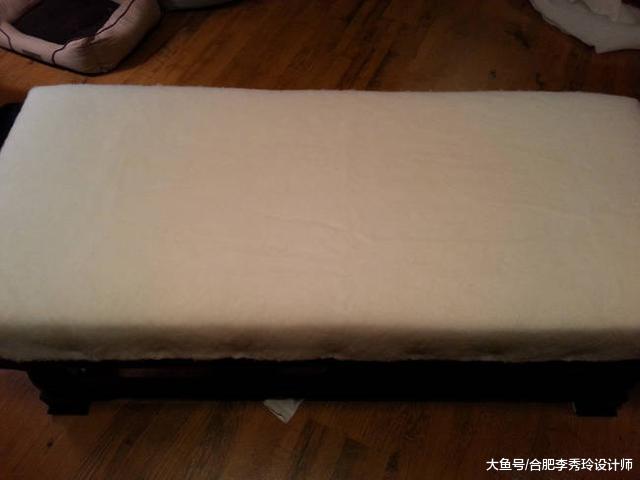 小区垃圾桶旁捡来旧茶几，老爸巧手改成沙发，邻居一个劲问哪买的