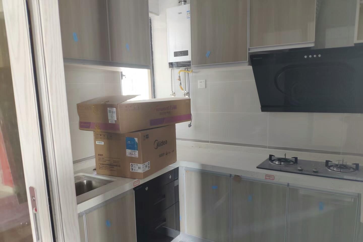 老公不顾反对坚持不做吊顶，电视墙不做一点造型，完工后也很漂亮