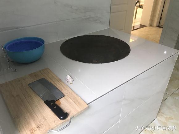 新房装修老婆硬在厨房装口锅，改不了的农村习气，朋友看了笑喷！