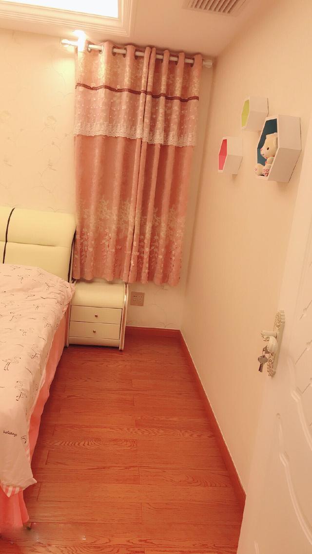 老公装修的新房豪华大气，来参观的人都说是小区里最漂亮的！