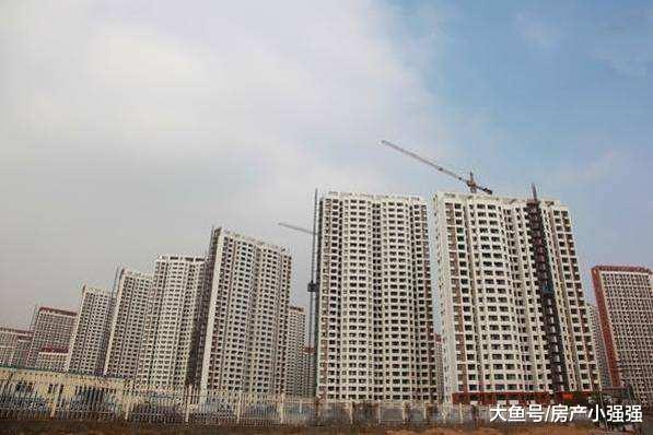 三四线大量的炒房客开始卖房子，有半年也没有卖出去