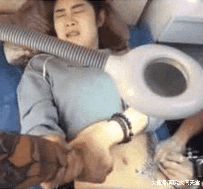 18岁女子为满足男友，忍痛为他做了件事，网友：不愿意就别勉强