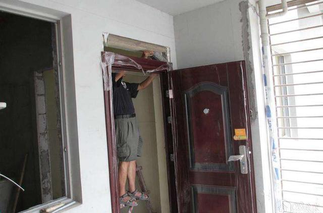 防盗门不灌浆，就是个木框架子！很多人都不知道，听过来人说说！