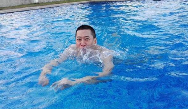 参观周杰住的豪宅，院子还带泳池，没拍戏多年了，哪来钱买豪宅？