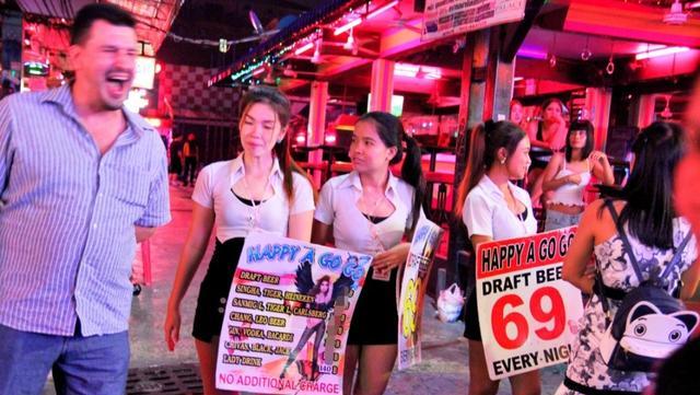 丽江古城|亚洲最开放的国家：为赚钱养家男子放下尊严和面子，你去过吗？