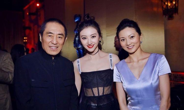 景甜的皮肤白的发光，跟她合照的人都成了黑煤炭！