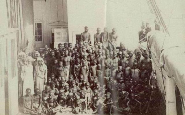 美国人贩子运输奴隶：无论男女都要扒个精光？原因道尽人性丑恶