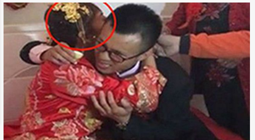 男子结婚却耷拉着脸，亲戚不解，看到新娘后众人明白了