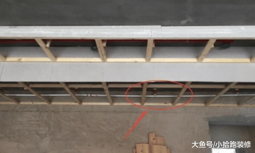 师傅用木龙骨吊顶，业主意见很大，不过看到螺丝后他放心了