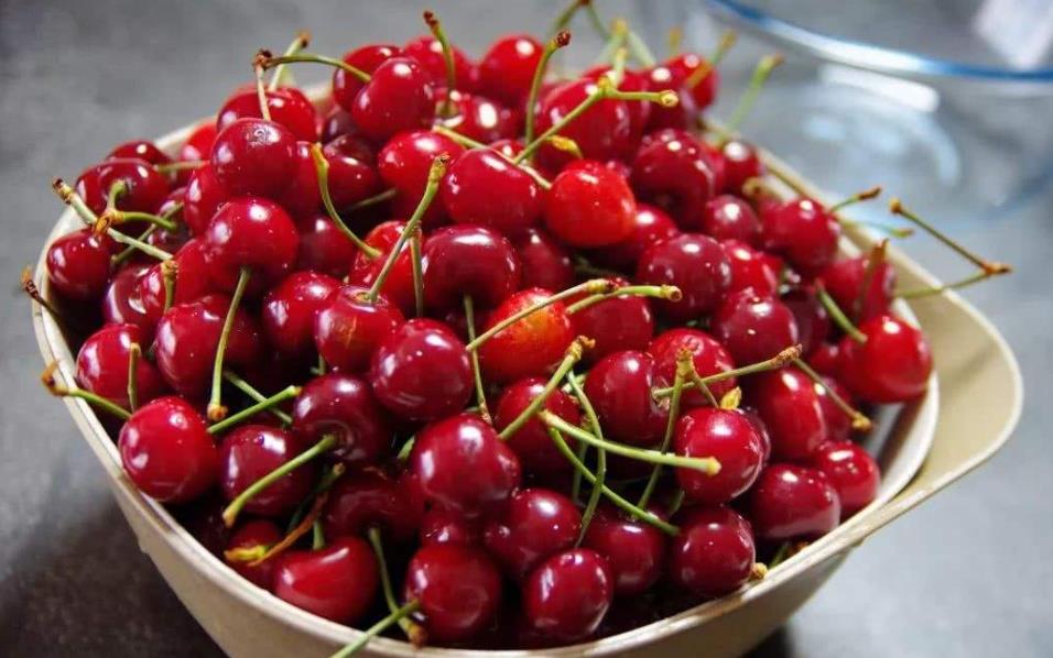 夏季，这水果真便宜，10块钱一斤，多吃点可以补血，还能做酱吃