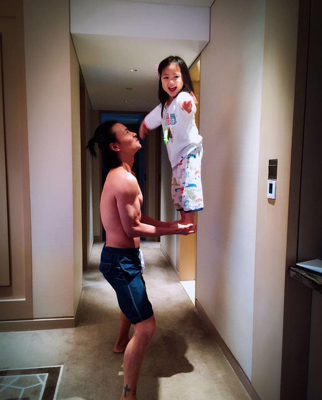 参观蔡少芬现实的豪宅，客厅放着黑色大沙发，如今在家做家庭主妇